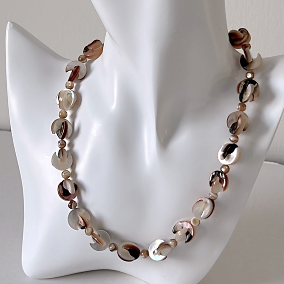 Newly Handmade Woman Necklace Shell with Moukite Beads - Picture 1 of 7